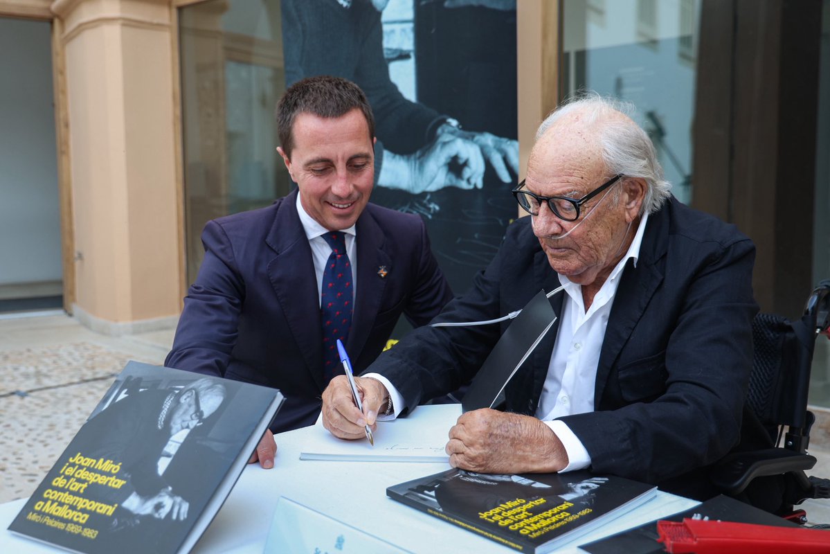 Ll_Galmes's tweet photo. Mallorca no s’entén sense l’empremta de Joan Miró. Amb l’edició del llibre ‘Joan Miró i el despertar de l’art contemporani a Mallorca. Miró i Pelaires 1969-1983’, contribuïm a preservar i difondre un llegat que va transformar el panorama artístic de la nostra illa.

Vull agrair especialment la feina de l’autora, Magdalena Aguiló, així com la generosa aportació de Pep Pinya i Niní Quetglas, testimonis i protagonistes d’una etapa fonamental per entendre la relació de Miró amb Mallorca i el paper clau de la Sala Pelaires en la projecció de l’art contemporani.

Aquesta publicació, emmarcada en el projecte «Paysage Miró», ens ofereix una mirada rigorosa i àmpliament documentada.

L’exposició vinculada al llibre, que està tenint una gran acollida per part del públic, es pot visitar al @MuseudeMallorca fins al 15 de juny.