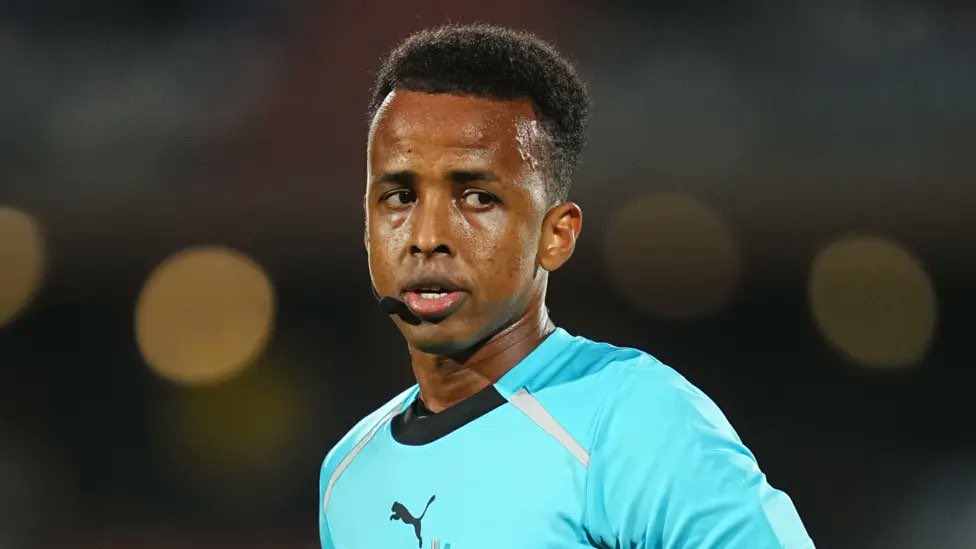 RespiraElFut's tweet photo. ❌ 🇸🇴 Omar Artan iba a hacer historia como el primer árbitro somalí en un Mundial.

FIFA lo había seleccionado para la Copa del Mundo 2026 y había sido elegido mejor árbitro africano de 2025.

Pero fue rechazado al llegar a Estados Unidos y no podrá participar en el torneo. https://t.co/ll9VlvubYl
