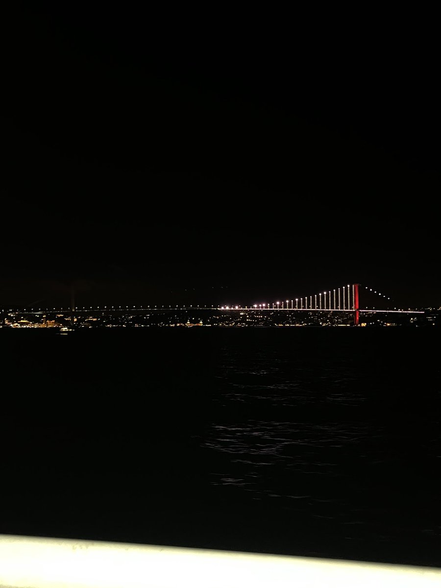 Golfsburg83's tweet photo. Köprüyü stop edip sinyal kolunu yukarı kaldırmışlar. https://t.co/lhmz8lB1nb