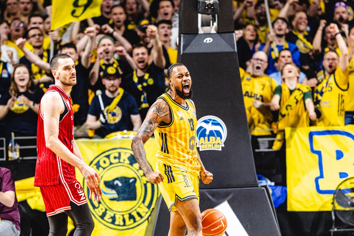 easyCreditBBL's tweet photo. ⏸️ Halbzeit in Berlin

Die Berliner dominieren die Partie. Klare Führung zur Halbzeit! 😤

Bamberg braucht kreative Ideen für die 2. Hälfte. 💡

💛 Berlin 52:26 Bamberg ❤️

📺 Die Playoffs live bei @dynsport 🏀

#welcometowow #easycreditbbl #welcometoplayoffs

📸: Daniel Löb https://t.co/xuXl3wJxTQ