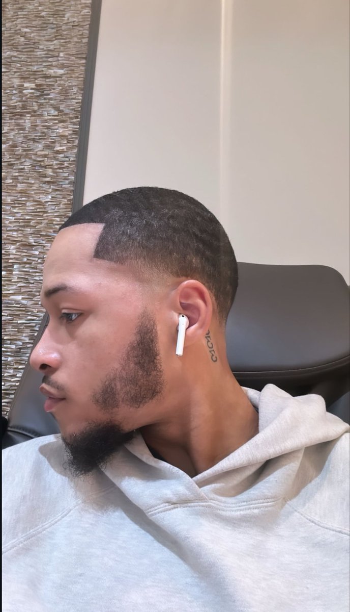 thankfullyk's tweet photo. lowkey miss my low cut https://t.co/IUT5iV3UZp