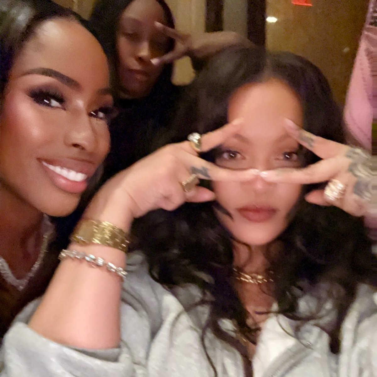 Galerie_Rihanna's tweet photo. Rihanna last night. https://t.co/wdxM50nRg9
