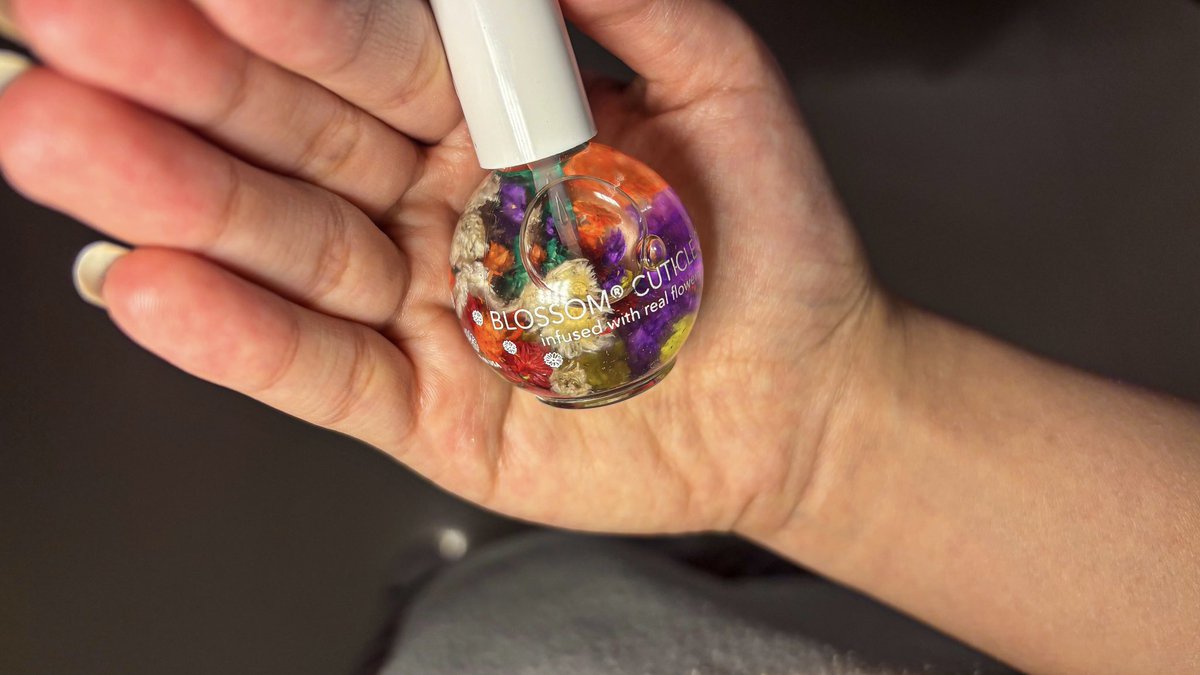 caarolenn's tweet photo. Blossom Cuticle Oil تشترينه عشان تحنطينه https://t.co/lRHC0HDrRn