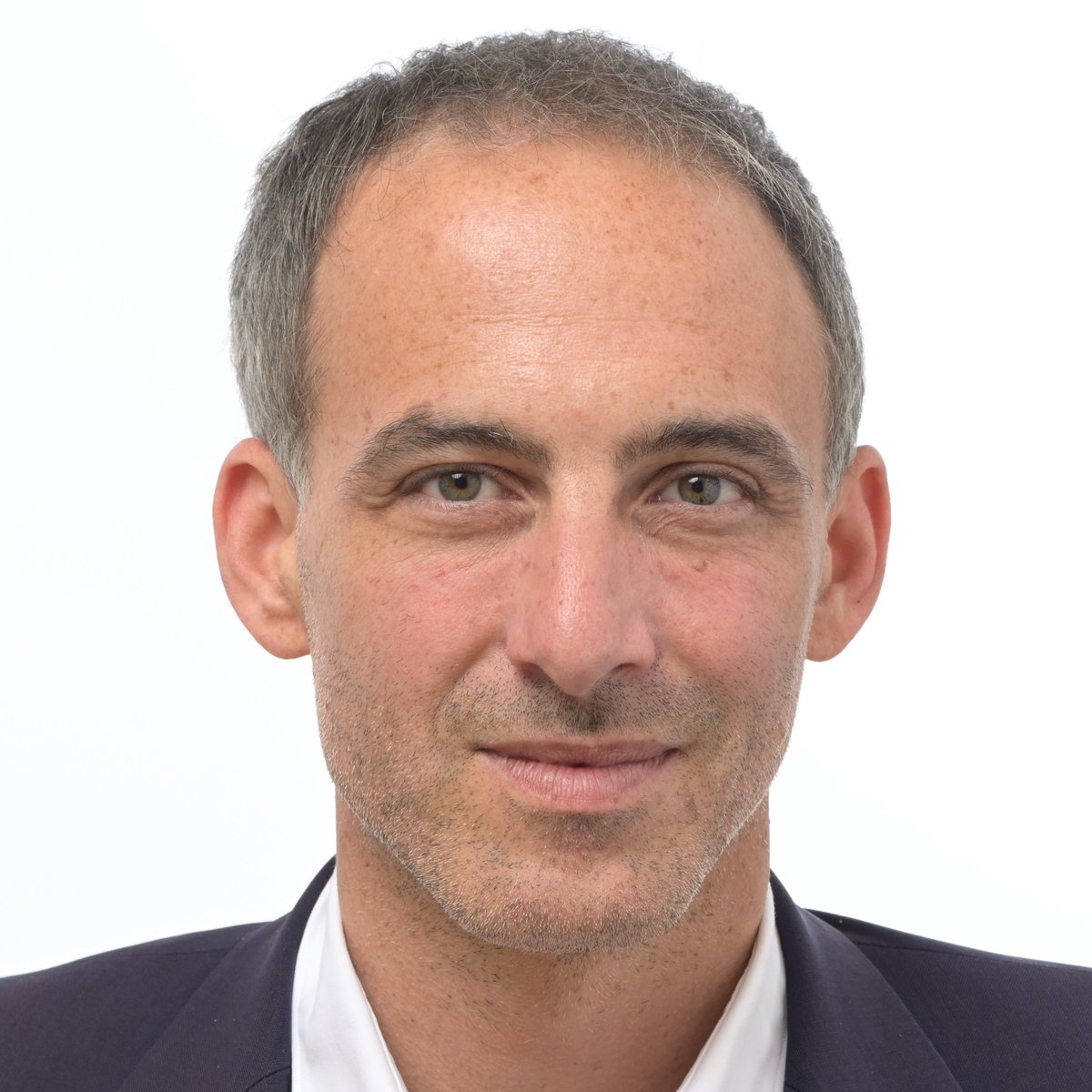 french_report78's tweet photo. 🔴 INSOLITE | Selon Le Canard enchaîné, Raphaël Glucksmann s’appuierait pour sa campagne sur une équipe comprenant des communicants, un « chaman » chargé de l’aider avant ses prises de parole, ainsi que deux fondateurs de Konbini présentés comme exilés fiscaux à Londres. https://t.co/LdR6wRALIv