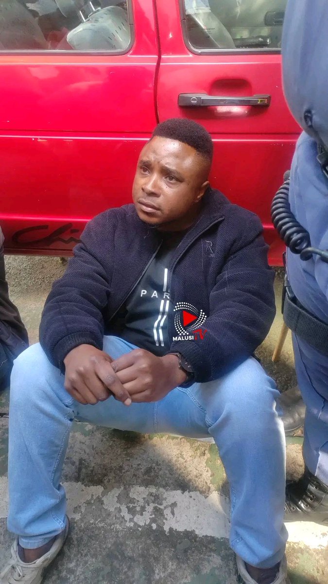 joy_zelda's tweet photo. This is the guy who works at Home Affairs,He was found sitting with illegal immigrants with Copy of IDs torn by March and March in Middleburg Mpumalanga 
He was arrested after give credit to @JacintaNgobese @PhakelaMthakath 👏👏 They doing an amazing job https://t.co/iVws12PfQE