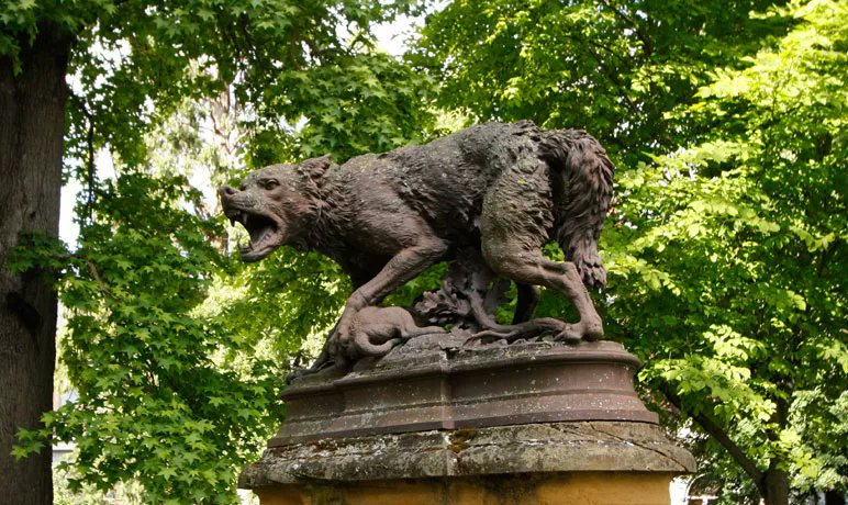 SmoothieP__'s tweet photo. "La chienne et Le loup" 🐶🐺,
œuvres réalisées par le sculpteur
Pierre-Louis Rouillard en 1865,
au Jardin du Grand-Rond de Toulouse. https://t.co/UkjG4stSZf