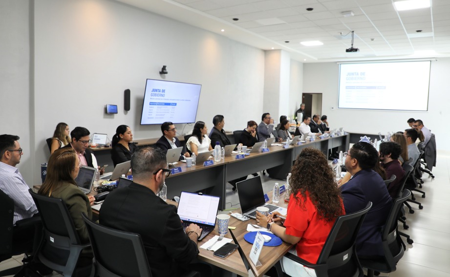 SIDEChih's tweet photo. 🤝 Chihuahua y Guanajuato fortalecen la colaboración para impulsar mejores esquemas de financiamiento para emprendedores y Mipymes.
El Gobierno del Estado, a través de @Fideapechih, participó en un intercambio de experiencias con el programa #TúPuedesGuanajuato

 #ChihuahuaFutura https://t.co/eLaqkJvs8Q