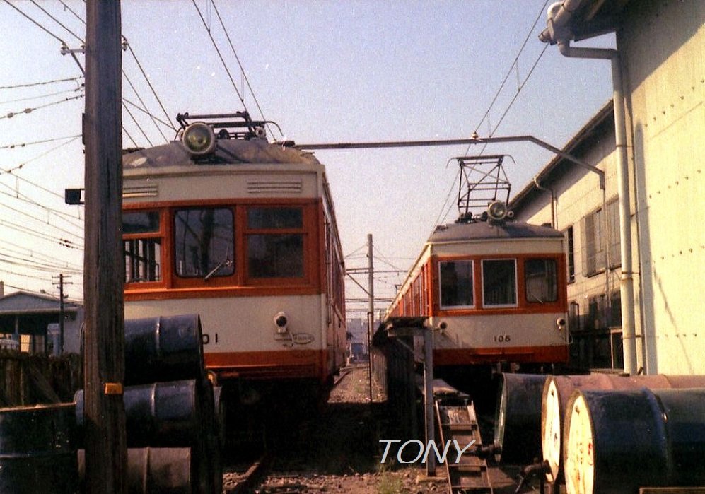 pUNfokpzcEIbwrY's tweet photo. 1975年8月、父親の軽自動車で徳島から6時間半かかって国道11号線を全線走破、連れて行ってもらった松山
伊予鉄古町界隈の様子です。
白いオープンカーは土佐電の300形単車を譲り受けたものと知ったのはかなり後のことでした。
ネガスキャンとプリント複写の画質差が著しいのはご容赦を… https://t.co/hHYfC92qae