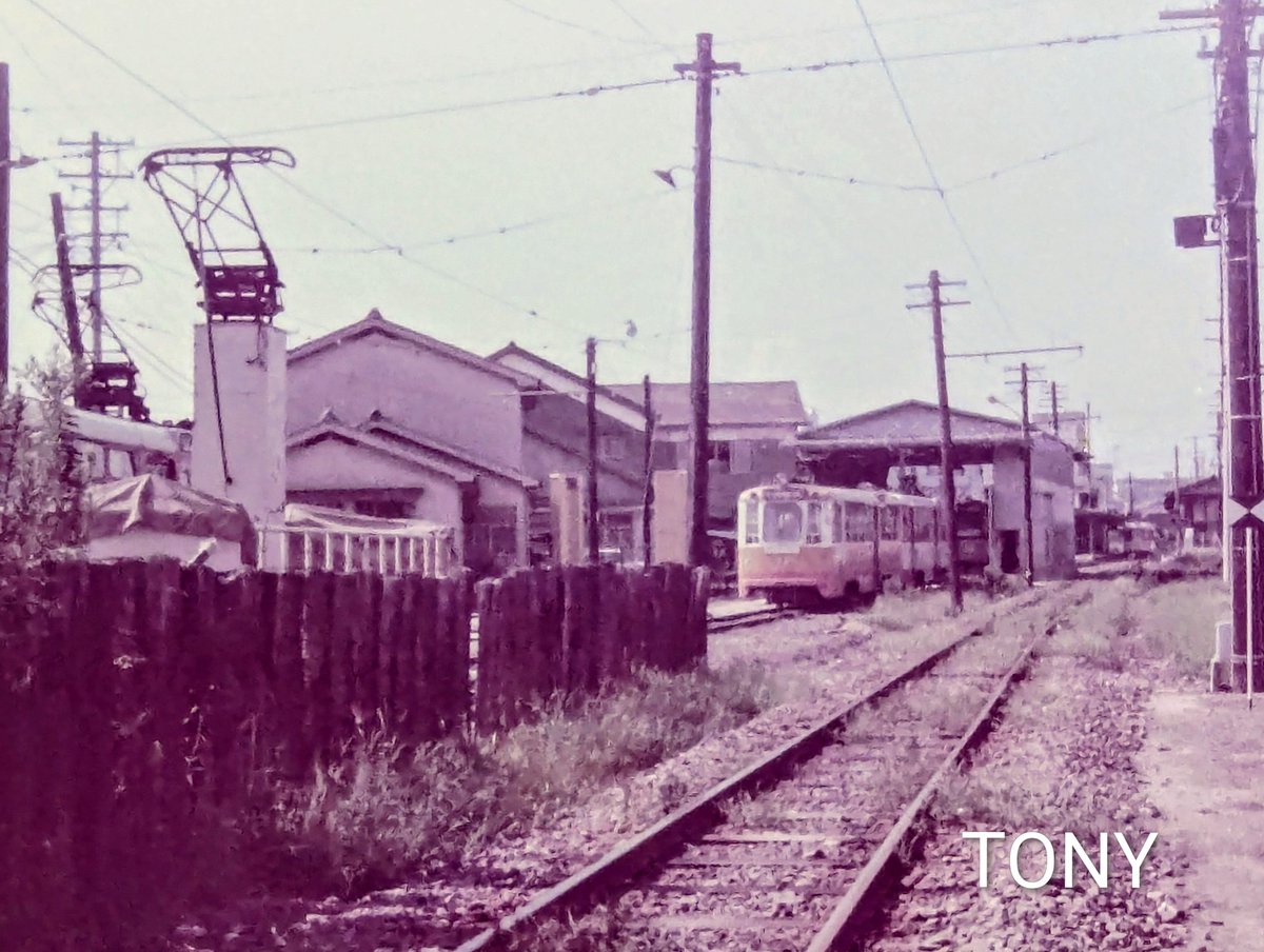 pUNfokpzcEIbwrY's tweet photo. 1975年8月、父親の軽自動車で徳島から6時間半かかって国道11号線を全線走破、連れて行ってもらった松山
伊予鉄古町界隈の様子です。
白いオープンカーは土佐電の300形単車を譲り受けたものと知ったのはかなり後のことでした。
ネガスキャンとプリント複写の画質差が著しいのはご容赦を… https://t.co/hHYfC92qae