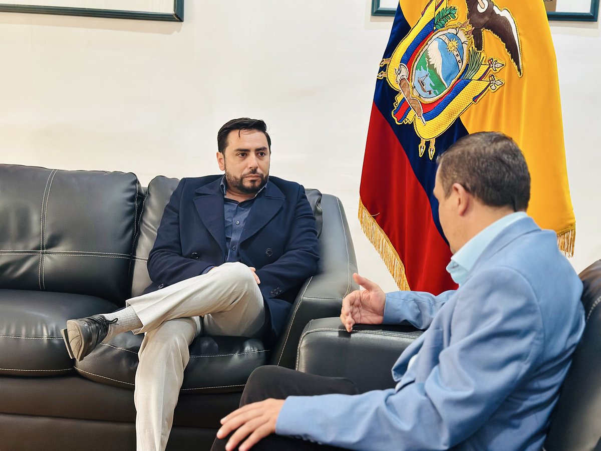 Agricultura_CZ7's tweet photo. #Loja | El director Distrital del #MAGP en Loja mantuvo una reunión de trabajo con Juan Carlos Álvarez, gobernador de la Provincia, para articular acciones que fortalezcan la asistencia técnica, capacitación y tecnificación agrícola en beneficio de los productores lojanos. https://t.co/F5jRxWYn0s
