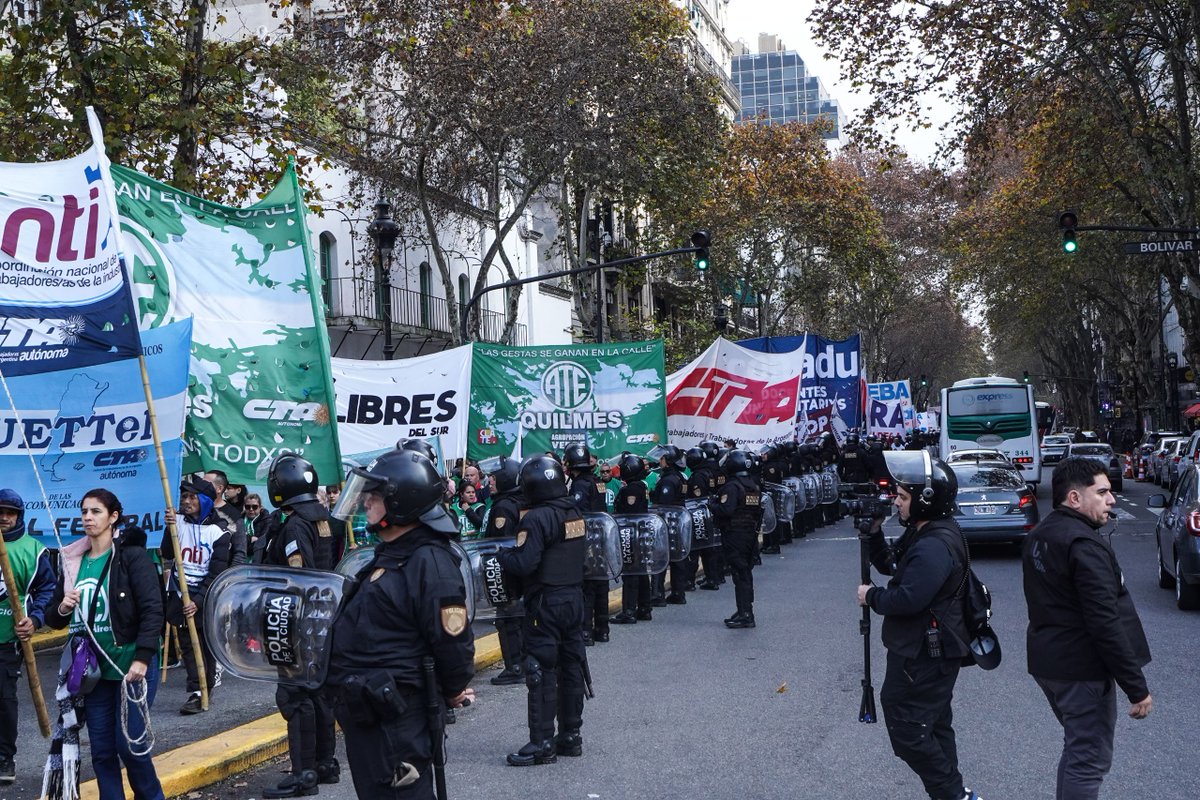 CTAAutonoma's tweet photo. 📢 Las CTA marcharon a Plaza de Mayo y confluyeron con un gran acto en el cierre del ayuno para despertar conciencias

En unidad y en el marco de la Jornada Nacional de Protesta, las dos centrales obreras movilizaron hoy y acompañaron el cierre de la semana de “Ayuno y oración para despertar las conciencias” convocada por la Mesa Ecuménica.