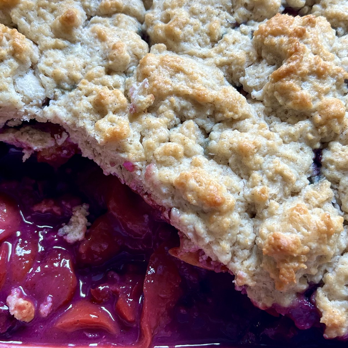 MagicalKitch's tweet photo. Serve yourself bowl full of summer. 

Peach Berry Cobbler 🍑🫐

Cook down peaches and berries for 20 minutes. Mix up a 5-minute biscuit batter. Pour into baking dish. Plop batter on top and bake 20 minutes.✨

📓 Full Recipe on the way. ❤️

#KitchenSpells #SummerPeaches https://t.co/SFfyrRNgdk