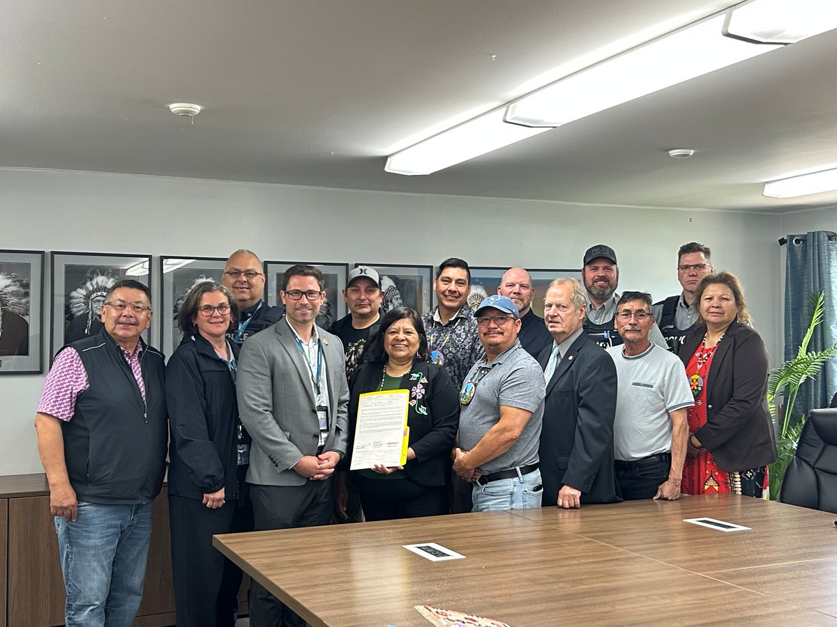 TSierzycki's tweet photo. Sturgeon Lake First Nation signed a Band Council Resolution (BCR) that supports the @SKMarshals.
 
Thank you to Chief Longjohn &amp; Council for their commitment to safety through strong partnerships. We look forward to working w the nation and @RCMPSK as the police of jurisdiction https://t.co/hnAtHa0aTC