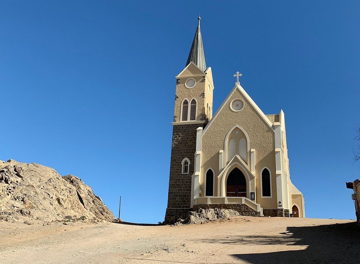 NestorSiurana's tweet photo. El surrealismo germánico en las dunas del desierto.

Lüderitz es un pueblo costero construido por los alemanes a principios del siglo XX durante la fiebre del diamante.

Lo curioso es que está en Namibia, aislado de todo.

Edificado con una arquitectura art nouveau y luterana alemana, es el choque visual definitivo.

Iglesias luteranas alemanas de tejados empinados y casas coloniales de colores pastel plantadas en medio del árido y desolado desierto del Namib.

A pocos minutos se encuentra el pueblo fantasma de Kolmanskop, donde la arena ya invade los salones de las mansiones abandonadas.