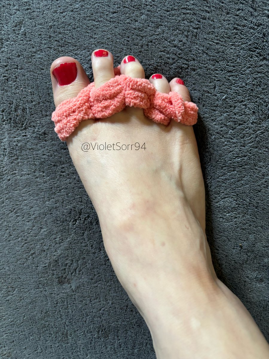 VioletSorr94's tweet photo. Crocheting is so relaxing ☺️ #footfetısh #feetfetısh #feetworshi̇p #sensoryplay #yarn #HighArches #WrinkledSoles #ArchQueen #FootModel #PerfectArches #FootArch #InstaFeet https://t.co/zNdBNYswHi