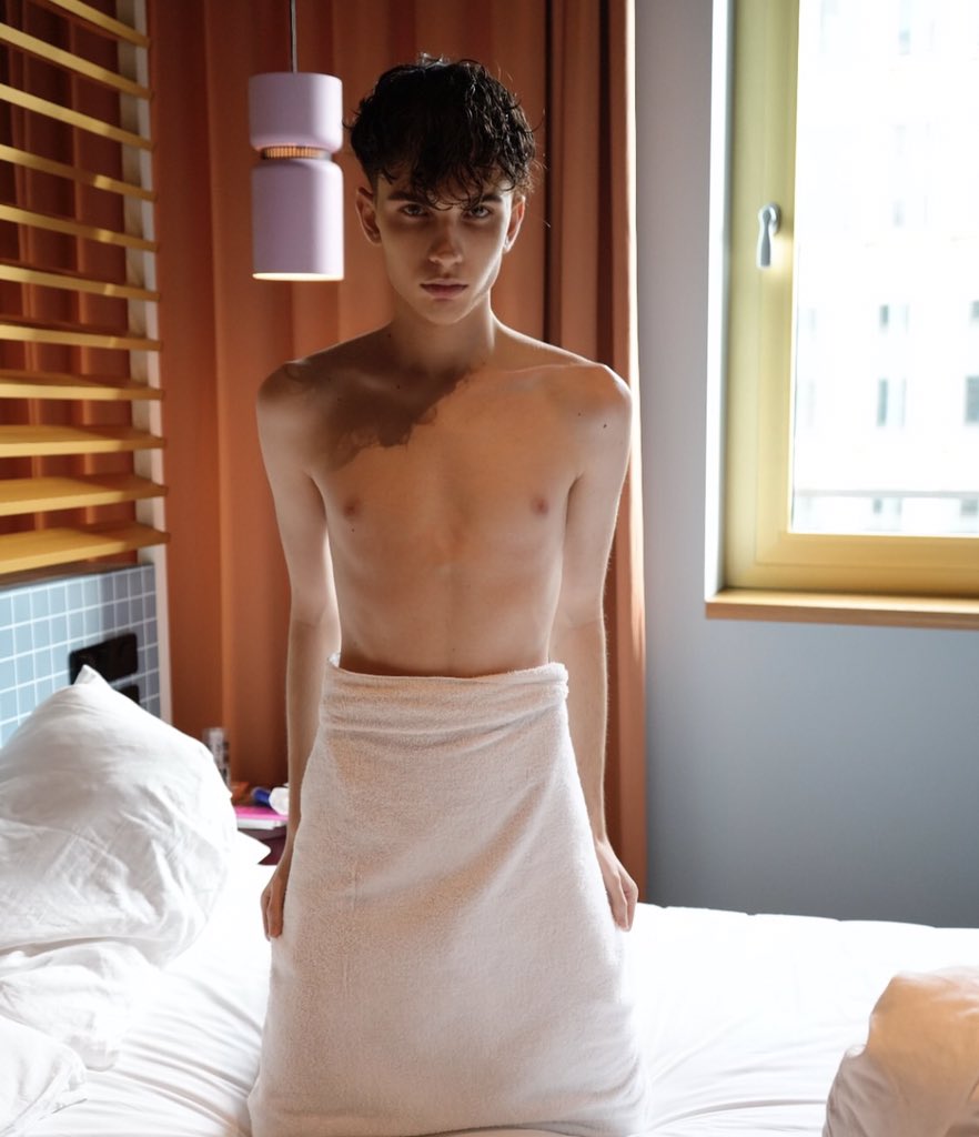 naughty_milo's tweet photo. Getting single on the beds who wanna take the towels off😉😉 https://t.co/ARcoXrr1lW