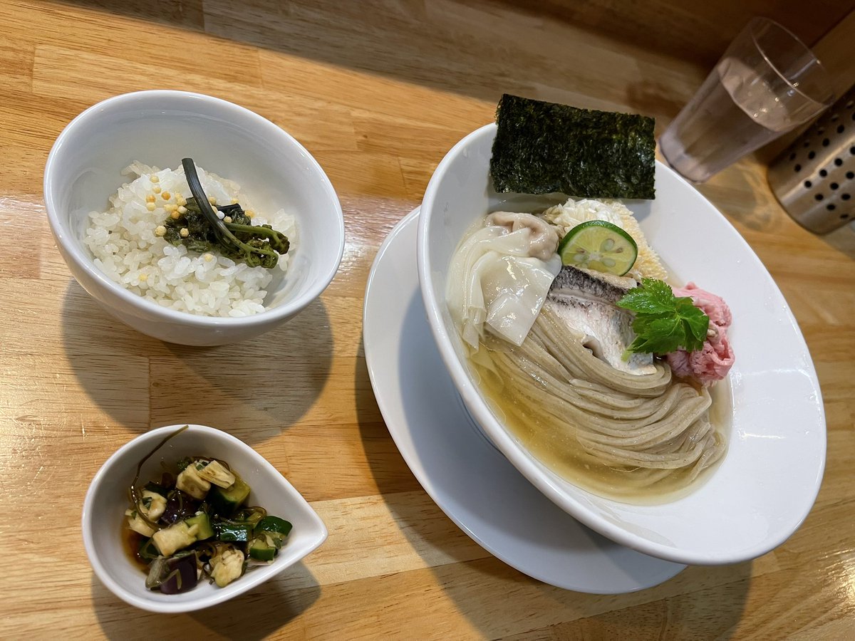 yamatetu1969's tweet photo. 麦の寅 GACHI SOBA DOJO
愛知県豊橋市

冷やし塩拉麺〜白あまだいバージョン〜

麦の寅今年初の冷やし限定は高級魚白甘鯛尽くし
全粒粉入りの中細麺は冷やしと思えぬモチモチ食感
甘鯛香油と生姜香油が重なる白甘鯛のスープに酒蒸し＆唐揚げも贅沢
山形だしで味変し〆の出汁茶漬けまで満足な至極の一杯 https://t.co/UoVXhgENRZ