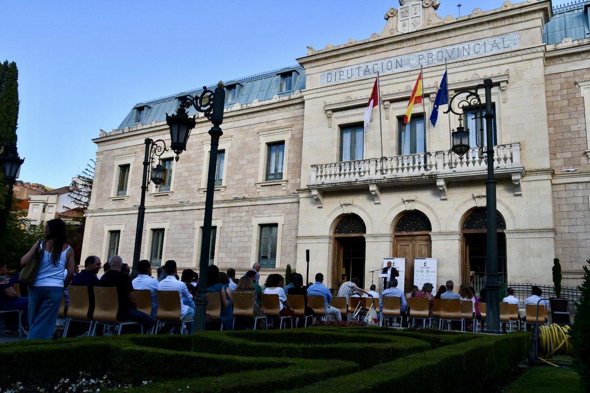Guijarrojl's tweet photo. El Área Sanitaria de #Cuenca supera por primera vez los 3.000 profesionales, un hito que demuestra la apuesta de @garciapage por la #sanidadpública.

Hoy damos la bienvenida a 32 residentes que harán su formación en Cuenca, donde las especialidades acreditadas se han duplicado. https://t.co/QHw1XMj664