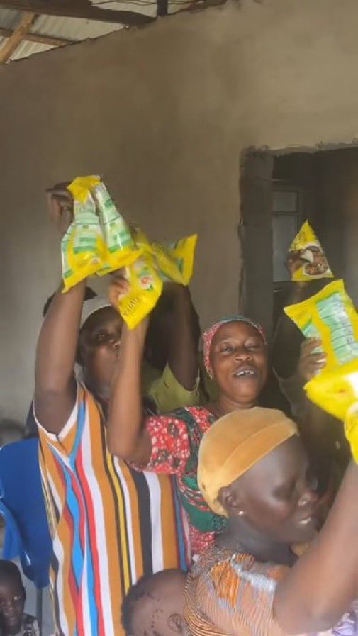 firstladyship's tweet photo. Nigeria is a broken society. I’m a sucker for hopeless causes, but yours is a lost cause. You will have to reimagine Nigeria from scratch. I’m scared. No other society behaves this way. https://t.co/cWgUYwwLe5