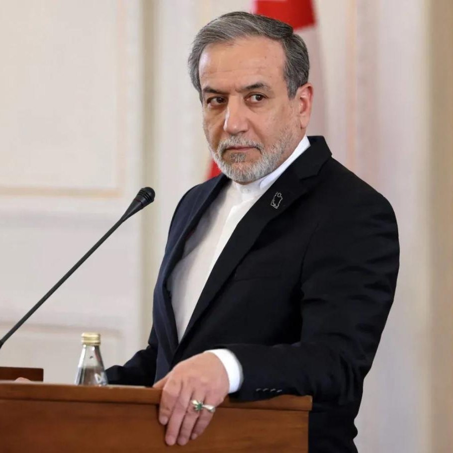 bpthaber's tweet photo. İran Dışişleri Bakanı Arakçi:

"ABD, yenilgilerine rağmen bizim kararlılığımızı test etmeyi seçti.

Hiçbir saldırı cevapsız kalmayacak. Güvende olmak istiyorsanız burayı terk edin.

Körfez'in tarihi, tecavüzcü yabancılarla ilgili korkunç kaderlere dair pek çok bölüm içerir." https://t.co/OWU9lYqgy5