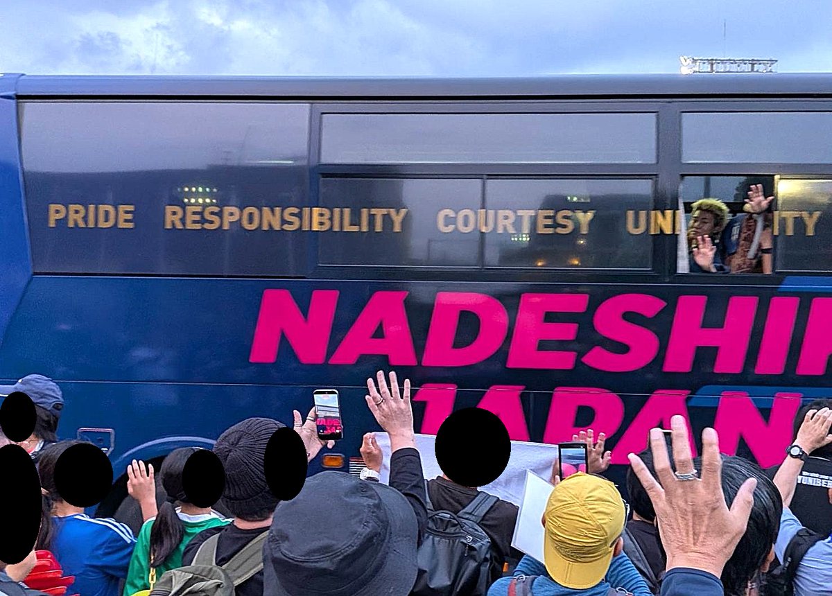 15wi's tweet photo. 【なでしこジャパン】

ファン・サポーターで『なでしこジャパン バス』をお見送りです～🚍🚍🚍

＃なでしこジャパン
＃JFA https://t.co/YFEOk5u4lA