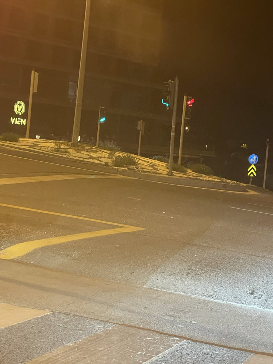 Aybarsbjkaybars's tweet photo. @mavimasa @ankarabbld @yavasmansur2024 @abbbasin Beytepede akgün plaza yanı Orhan Gazi Caddesi ve Kanuni Sultan Süleyman Bulvarı kesişimi Enpark Sitesinin olduğu göbekteki ışıklarda yolda bu çukur 6 aydıe var.Bu çukurlar araçlarımıza zarar veriyor biran önce düzeltmeniz dileğiyle.. https://t.co/uKjLi2RorJ
