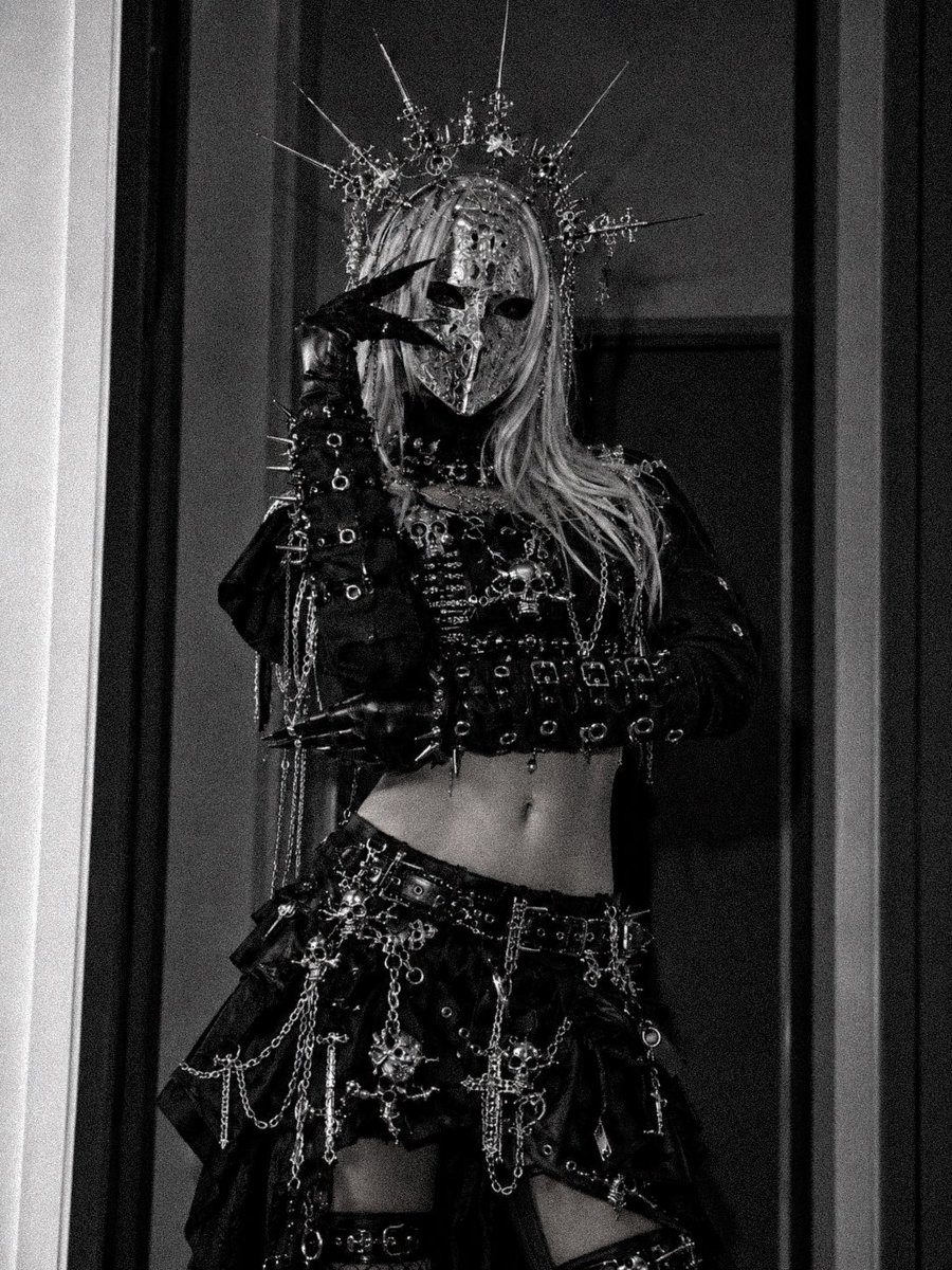 Lidiadarkx's tweet photo. Would you follow me into the dark? https://t.co/dlrdNgRGFg