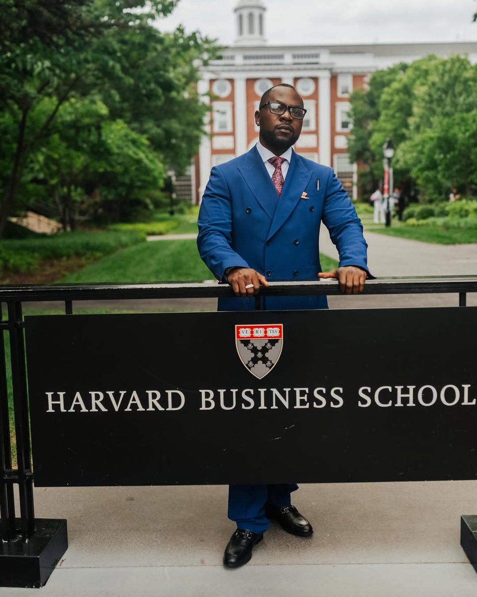 AlbumTalksHQ's tweet photo. 🚨Dapper Group CEO Damilola “Dapper” Akinwunmi has completed Harvard Business School’s Business of Entertainment, Media and Sports program 🤩

— The cohort included Jay Ellis, Eduardo Camavinga, Siphiwe Tshabalala, Ryan Bertrand and executives from Universal and Warner Music 👏🏽 https://t.co/tCIG53hx0b