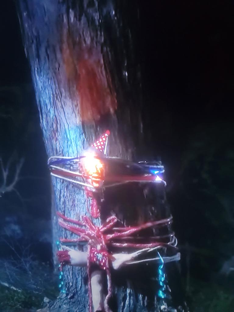 hoshigetsu's tweet photo. @DeadbyDaylight Red White and Blue ties on the tree, as well as the red and blue tie over white shirt. Multiple red white and blue nods throughout the video. https://t.co/2whOUJ4bJR