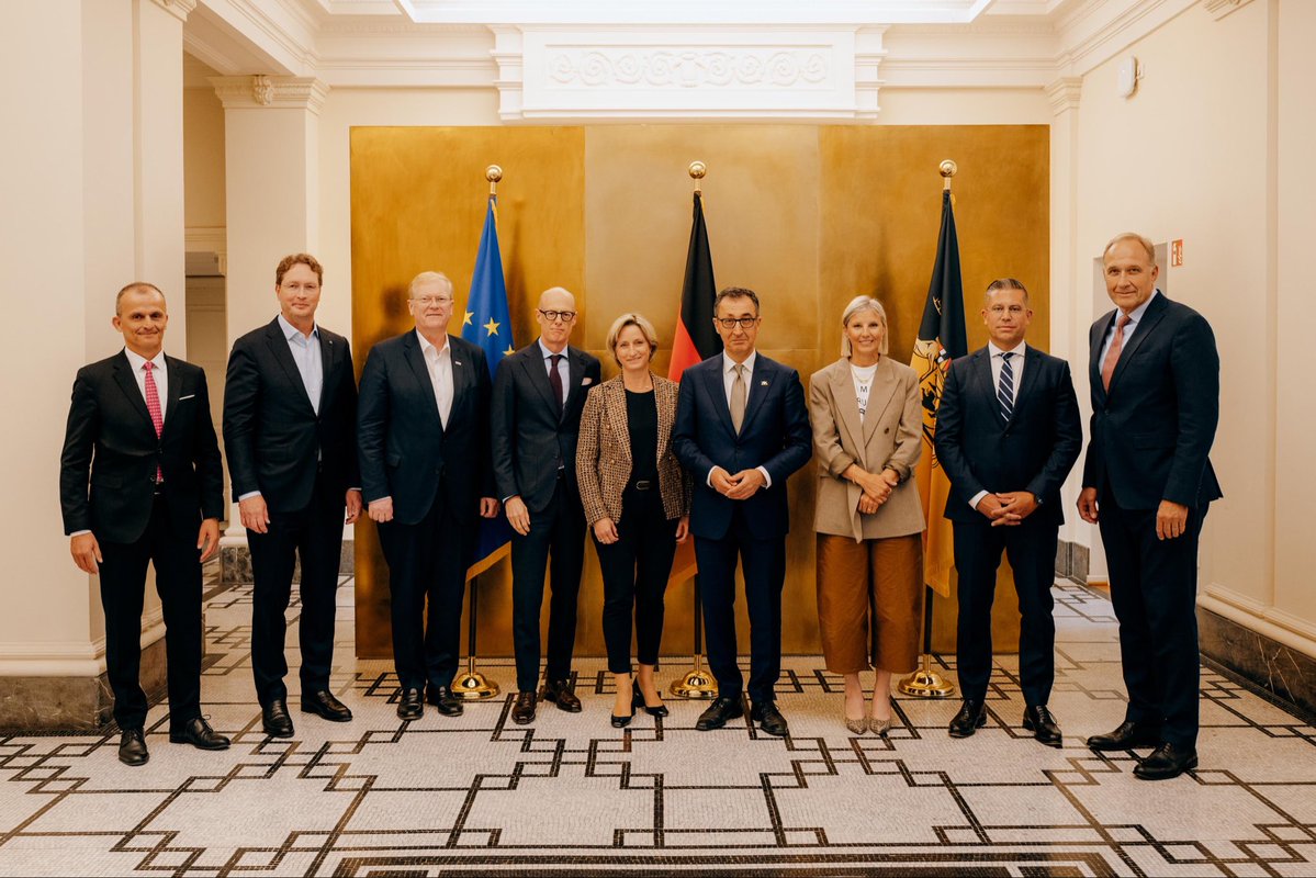 cem_oezdemir's tweet photo. Die Autoindustrie war schon immer der Innovationsmotor des Landes. Damit das so bleibt, braucht es gemeinsame Antworten von Wirtschaft und Politik. Deshalb ist es mir wichtig, mich direkt zu Beginn meiner Amtszeit mit zentralen Akteuren der Branche auszutauschen. (1/2) https://t.co/hGez5RyMuZ