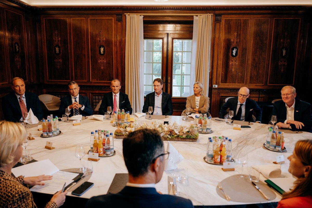 cem_oezdemir's tweet photo. Die Autoindustrie war schon immer der Innovationsmotor des Landes. Damit das so bleibt, braucht es gemeinsame Antworten von Wirtschaft und Politik. Deshalb ist es mir wichtig, mich direkt zu Beginn meiner Amtszeit mit zentralen Akteuren der Branche auszutauschen. (1/2) https://t.co/hGez5RyMuZ