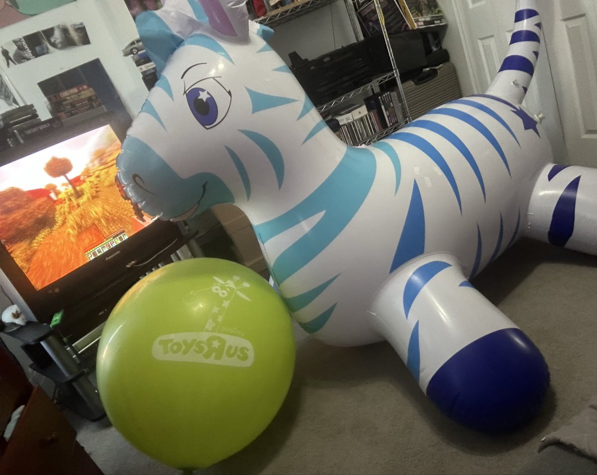beach_boy009's tweet photo. It’s finally my birthday >:3🎈 https://t.co/fSIwY9HknL