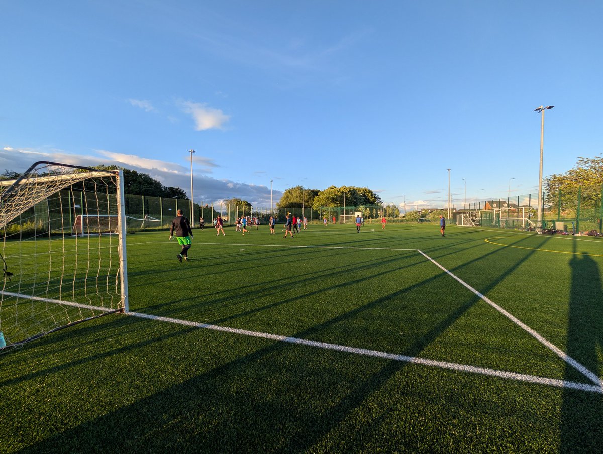 WWFC_Reserves's tweet photo. Incredible numbers at training tonight, so fair play to the lads β€οΈβ½
#winny #UpTheWinny #LittleLane https://t.co/gM8EYWZ9UR