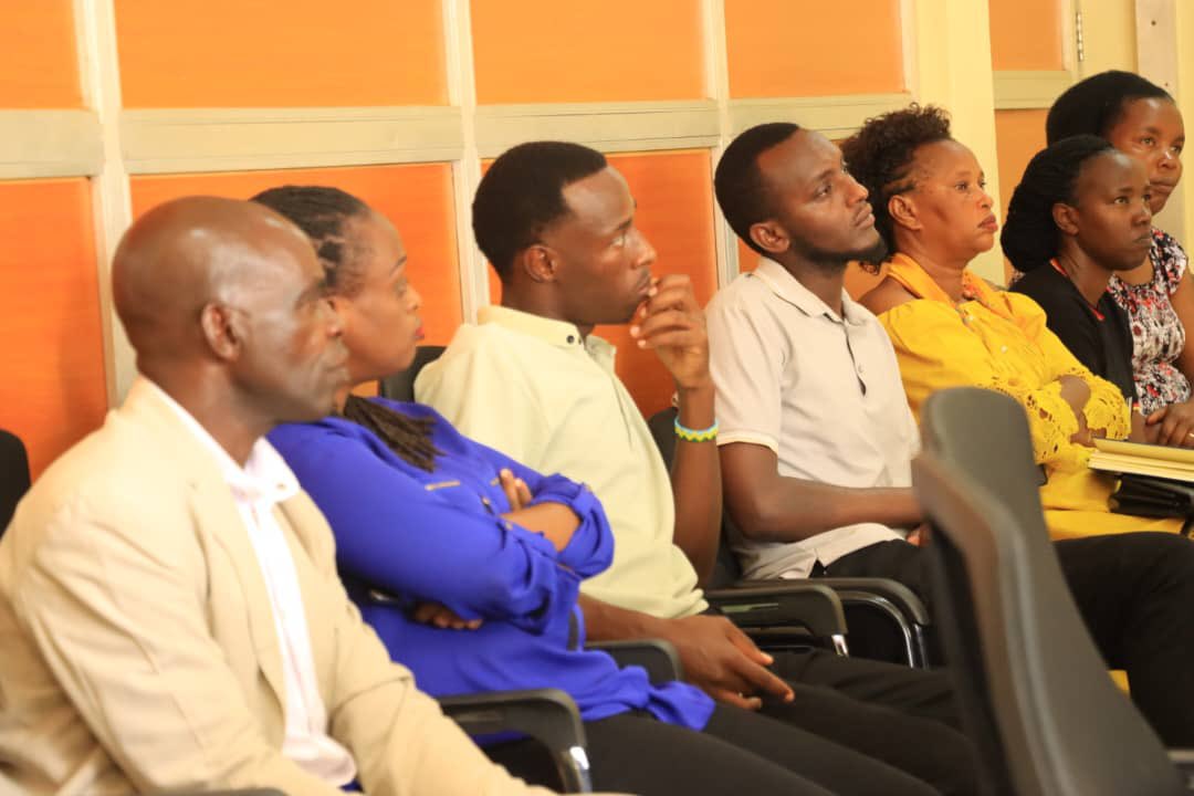 BugeseraDistr's tweet photo. Uyu munsi, Umuyobozi w’Ishami ry'Ubuhinzi n'Umutungo Kamere mu Karere, Ntazinda Rongin yakiriye itsinda rya #KilimoTrustRwanda bungurana ibitekerezo ku mushinga Pawer For Food Partnership #P4FP ugamije guteza imbere ubuhinzi bubungabunga ubutaka n'ikoreshwa ry'imbaraga zisubira. https://t.co/u1alfxvY9O
