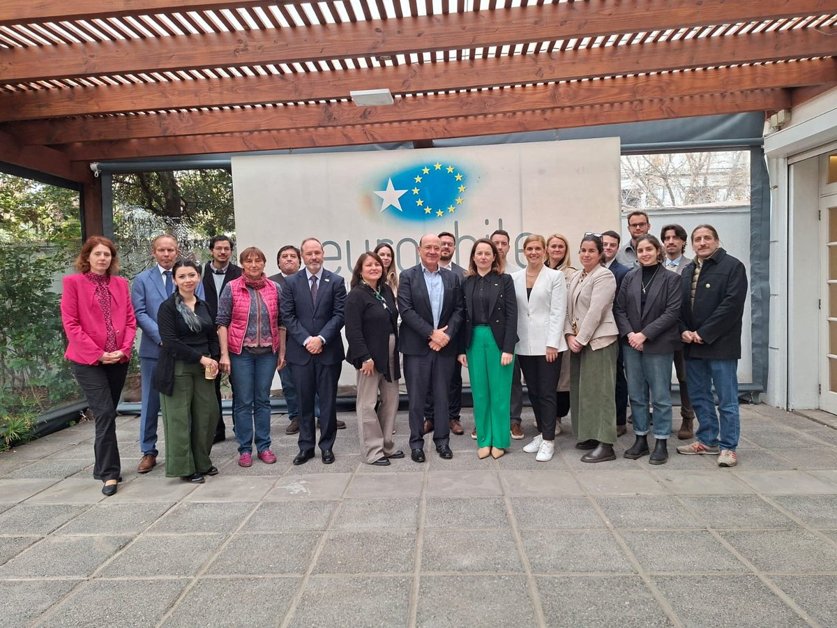SLOinARG's tweet photo. 🇸🇮🇨🇱 La delegación eslovena visitó hoy @ProChile y @Eurochile_ - puente entre Chile y la UE - y conoció de cerca Comberplast, empresa de reciclaje de plásticos. Con eso culminó exitosamente la misión empresarial a Buenos Aires, Mendoza y Santiago. @GZSnovice @Minrel_Chile. https://t.co/zE9vca923L