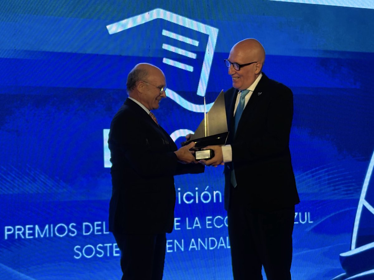 ClusterMMA's tweet photo. 🏆 Conectando el mar con la ciudadanía. El Premio Impulsa Territorio va para la Autoridad Portuaria de Málaga (@malagaport). Nuestro presidente, @javi_noriega, hace entrega del galardón a Carlos Rubio. ¡Felicidades! 🚢👏 #PremiosPROA https://t.co/WStwOYzEVV