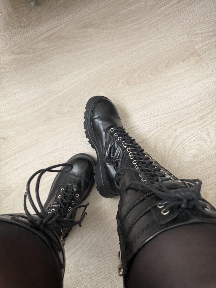 Cecilia_Altea's tweet photo. Who’d love to be under these boots right now? 😈🖤 
Knee-high, chunky as hell, with a tread that doesn’t play nice. 

Black tights + heavy combat boots = dangerous combo. 

Come closer if you dare… or tell me how you’d look down there 👀

#CombatBoots #KneeHighBoots #ChunkyBoots #AltFashion #GothGirlEnergy #BootsOfTheDay
