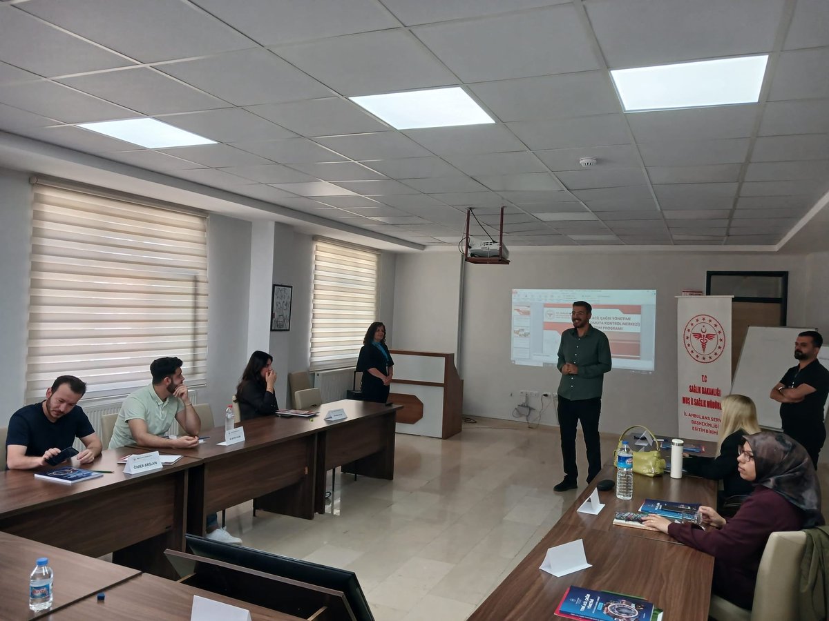 Mus_ism's tweet photo. 📍Çağrıdan Müdahaleye: Tıbbi Acil Çağrı Yönetimi Eğitimi

İl Ambulans Servisi Başhekimliği Eğitim Birimimiz koordinasyonunda, ilimizde ilk kez “Tıbbi Acil Çağrı Yönetimi (Sağlık Komuta Kontrol Merkezi) Eğitimi” gerçekleştirildi.

Eğitim programında; acil çağrıların etkin yönetimi, vaka değerlendirme süreçleri, kaynak planlaması, ekip koordinasyonu ve sağlık komuta kontrol merkezi işleyişine ilişkin teorik ve uygulamalı eğitimler verildi.

Acil sağlık hizmetlerinin kalitesini artırmak, çağrı yönetiminde standart uygulamaları güçlendirmek ve personelin mesleki bilgi ve becerilerini geliştirmek amacıyla düzenlenen eğitim programı, katılımcıların aktif katkılarıyla başarıyla tamamlandı.

Sağlık hizmetlerinde koordinasyonun ve hızlı müdahalenin güçlendirilmesine yönelik eğitim faaliyetlerimiz aralıksız devam edecektir.

@acilafetgovtr