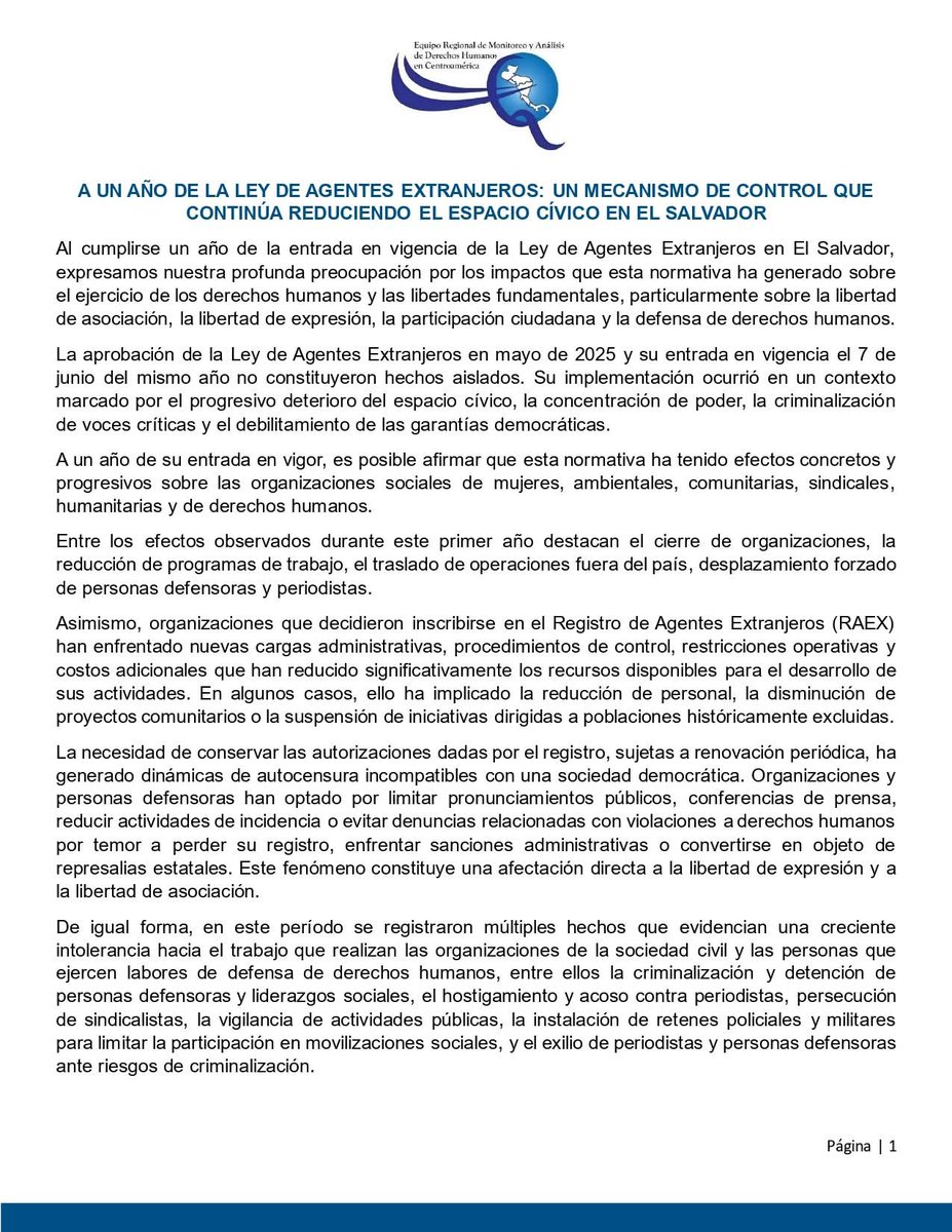 _elfaro_'s tweet photo. El  @equipo_ca destaca que, luego de que El Salvador aprobara esta medida en mayo de 2025 y entrara en vigencia el 7 de junio de ese año, el país ha sufirdo un retroceso democrático palpable: cierre de organizaciones, reducción de programas de trabajo y exilios de periodistas y defensores de derechos humanos.