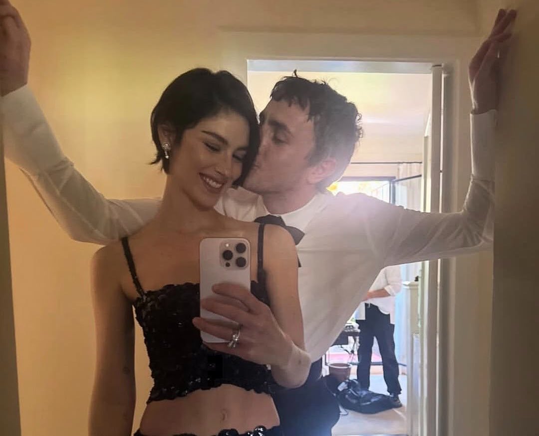 GracieAbramsBR's tweet photo. “É como se, todos os dias, você chegasse em casa e começasse a ler o melhor livro de todos os tempos.”

— Gracie Abrams sobre as conversas que tinha com Paul Mescal em casa durante os dias de gravação de “Hamnet”. https://t.co/8lcYR2A7pF