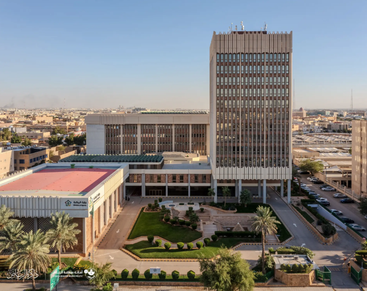 Naif_Alghamdi_'s tweet photo. الرئاسة العامة لرعاية الشباب (وزارة الرياضة حالياً)

المالك: وزارة الرياضة
المصمم: فيكتور طرزي (Victor Tarazi)
المقاول: إيرفينق، و جونز (Irving & Jones)
الافتتاح: 1980م

افتتحه الأمير فيصل بن فهد - رحمه الله - وكانت تسمى بالرئاسة العامة لرعاية الشباب، ثم تحول اسمها إلى الهيئة العامة للرياضة ثم سُميت بوزارة الرياضة....

مزيدًا من المعلومات التاريخية، الصور، الرسومات، وأكثر هنا:  
https://t.co/BWcpzoiYOd

مشروع #ذاكرة_الرياض