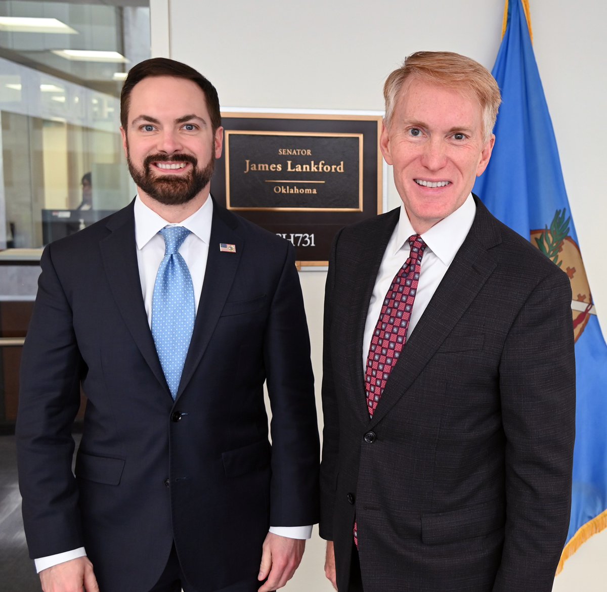 EPAregion6's tweet photo. EPA Regional Administrator Scott Mason had a great visit with fellow Oklahoman Senator James Lankford @SenatorLankford. They shared news from home and thoughts on how to accelerate our progress in achieving American #EnergyDominance through #CooperativeFederalism.
#EPARegion6 https://t.co/niS6VnhYrc