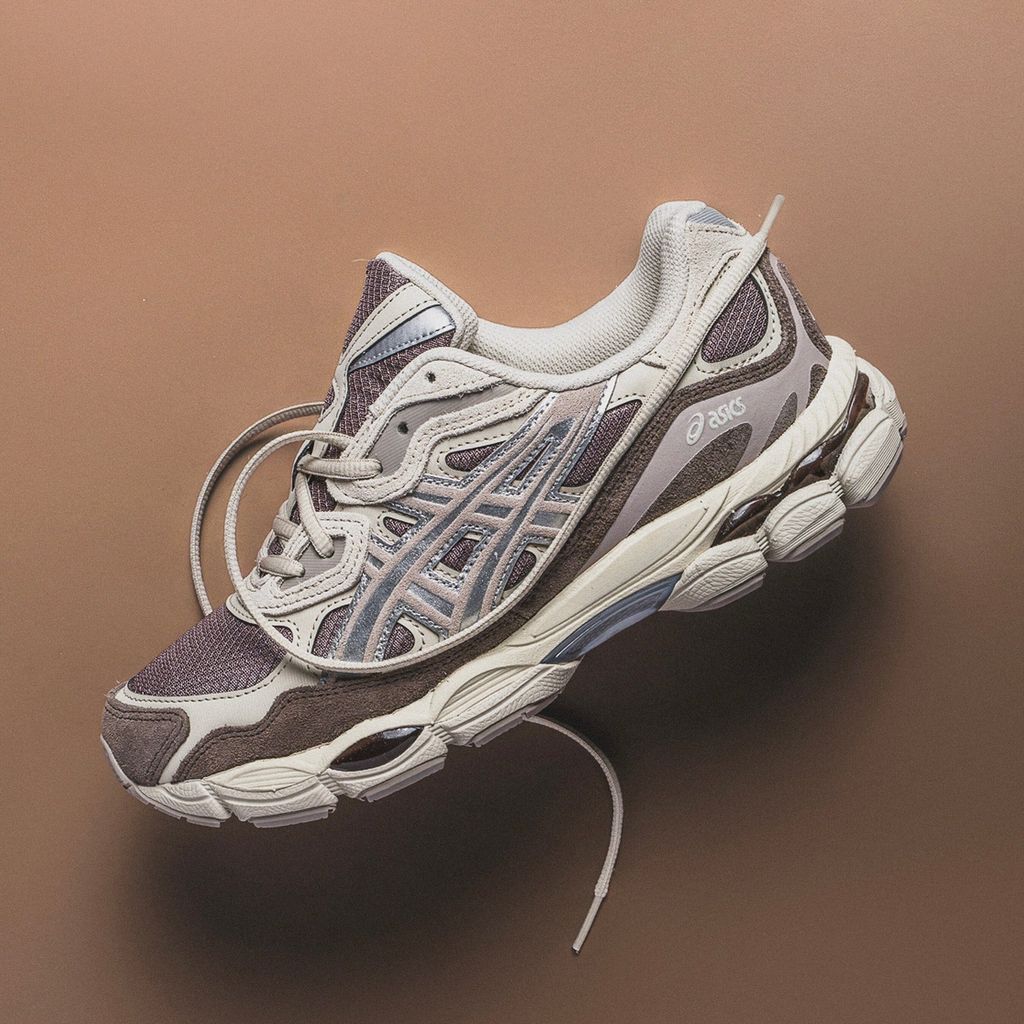 SneakerShouts's tweet photo. UNDER RETAIL + FREE SHIP 🍫 
ASICS GEL-NYC "Cocoa Powder" 

BUY HERE: https://t.co/f30i2Nk4eR https://t.co/XUWZFCxeUG