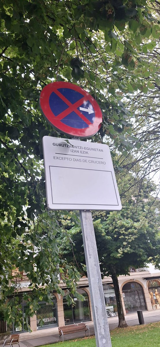 DiarioGetxo's tweet photo. 🔴 La señal de Zugazarte que desafía la lógica: #Getxo prohíbe aparcar cuando no hay cruceros y lo permite cuando llegan. Leer noticia completa 👇

https://t.co/7DWcL9THtT https://t.co/G6n90ReFCK