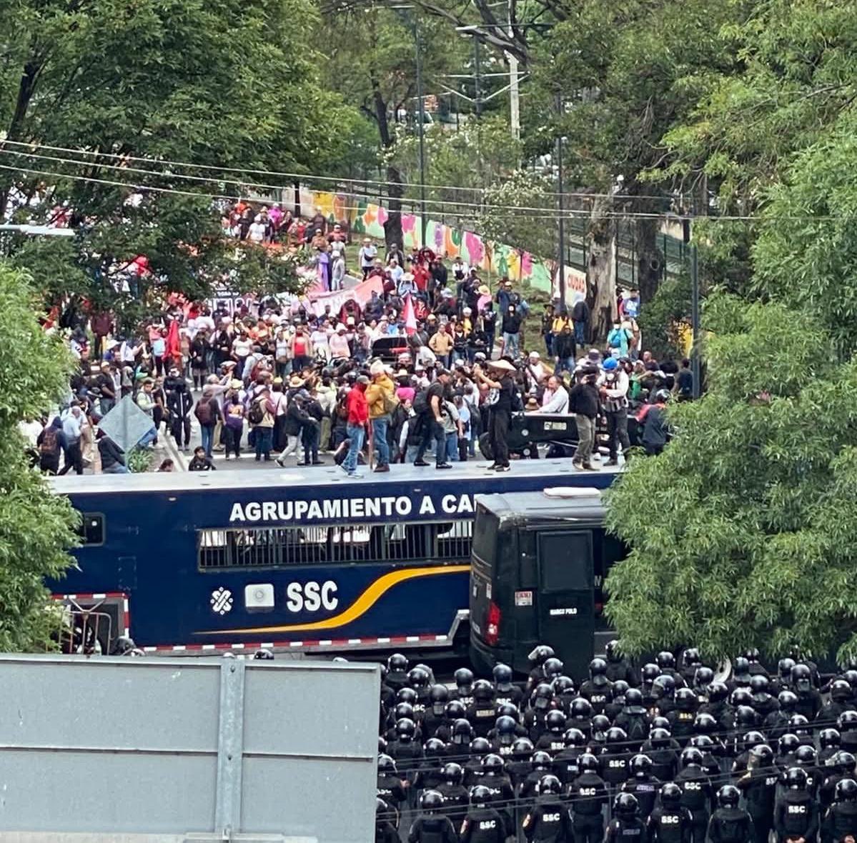 amarilloalarcon's tweet photo. ‼️Se retira el operativo de la #SSC luego de contener a profesores de la #CNTE que no
lograron vencer el bloque de policías, concreto, una grúa industrial y un autobús de la #SSC https://t.co/eiHV6pq7zx