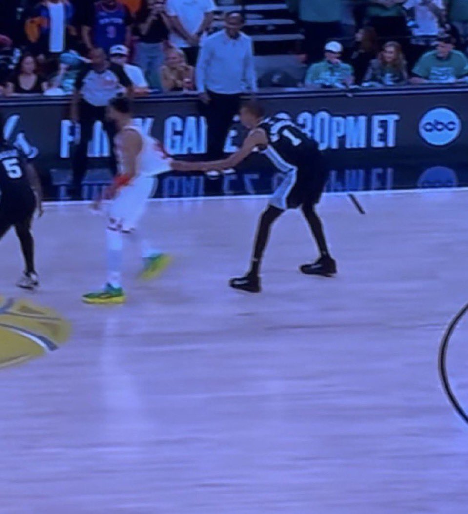 Kai_B77's tweet photo. @splzshy @1lifestylebrazy Oh I know now tell me how tf does Brunsons lil grab warrant being pushed to the ground mf a foot n half taller than him he lame af😭 https://t.co/aYhE2Dl6Lg