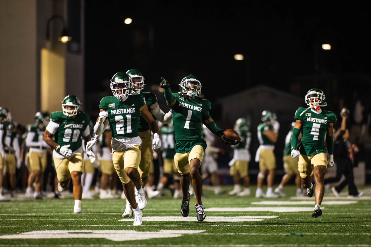 TraceMurchison's tweet photo. After a great conversation with @CoachTSkip , I’m grateful to say I have received my eighth Division 1 offer from Cal Poly University
@trevon_bradford @CoachRomeroCP 
@coachkstowers @CoachTTMP https://t.co/oHmyUvl6ij