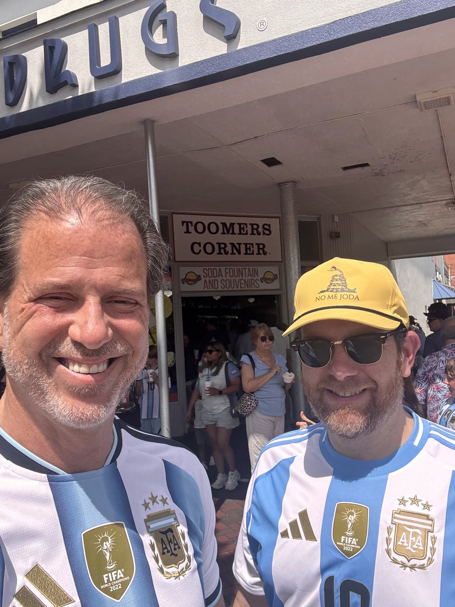 Reaganista's tweet photo. ¡Hinchas de @Argentina, hinchas de @JMilei, e hincha pelotas! 

¡Gracias Auburn, Alabama por la bienvenida! https://t.co/7ZJ5LnGLl7