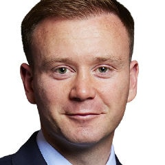 CCDHWatch's tweet photo. This is Fred Thomas. 
He is the Labour MP who successfully persuaded Number 10 into banning under-16s from social media. But behind his "military hero protecting kids" persona lies a web of elite aristocratic influence, tech monopoly hospitality, and transatlantic NGO funding. 
Let us break down the network.👇🧵@insiderlauren