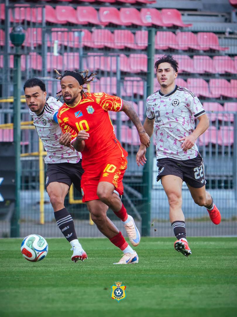 PlusOpportunite's tweet photo. Football : la RDC conclut sa préparation par une défaite avant le Mondial 2026

La République démocratique du Congo s’est inclinée sur le score de 2 buts à 1 lors de son deuxième et dernier match de préparation en vue de la Coupe du Monde 2026.

Dans une rencontre globalement équilibrée, les Léopards ont résisté pendant toute la première période avant de céder au retour des vestiaires. Les Congolais ont encaissé un premier but à la 51e minute, puis un second à la 86e minute, compliquant davantage leur situation. Alors que le match semblait se diriger vers une défaite sans réponse, Joris Kayembe a redonné espoir aux siens en inscrivant un superbe but à la 88e minute, réduisant ainsi l’écart au score.

Cette rencontre met un terme à la phase de préparation des Léopards. La sélection congolaise va désormais se tourner vers son principal objectif : la Coupe du Monde 2026, avec un départ imminent pour les États-Unis, où elle espère réaliser un parcours à la hauteur des attentes de ses supporters.